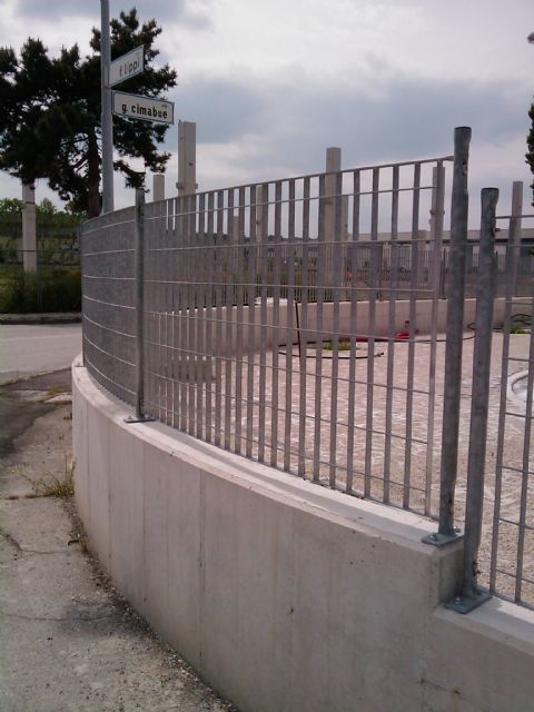 Recinzioni e cancelli per zona industriale a Ancona: Recinzioni by Edilgrid