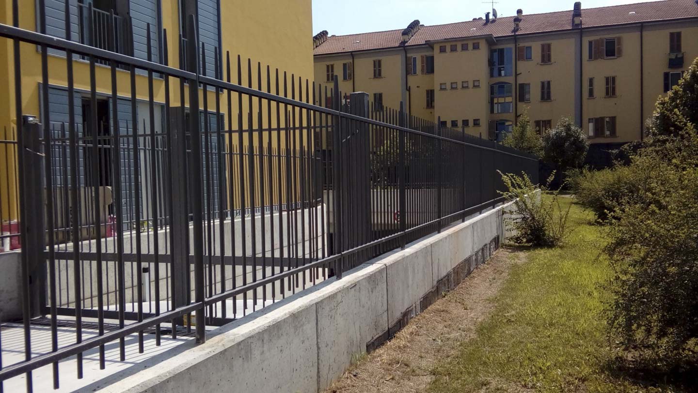 Recinzione residenziale Conica a Milano: Recinzioni by Edilgrid