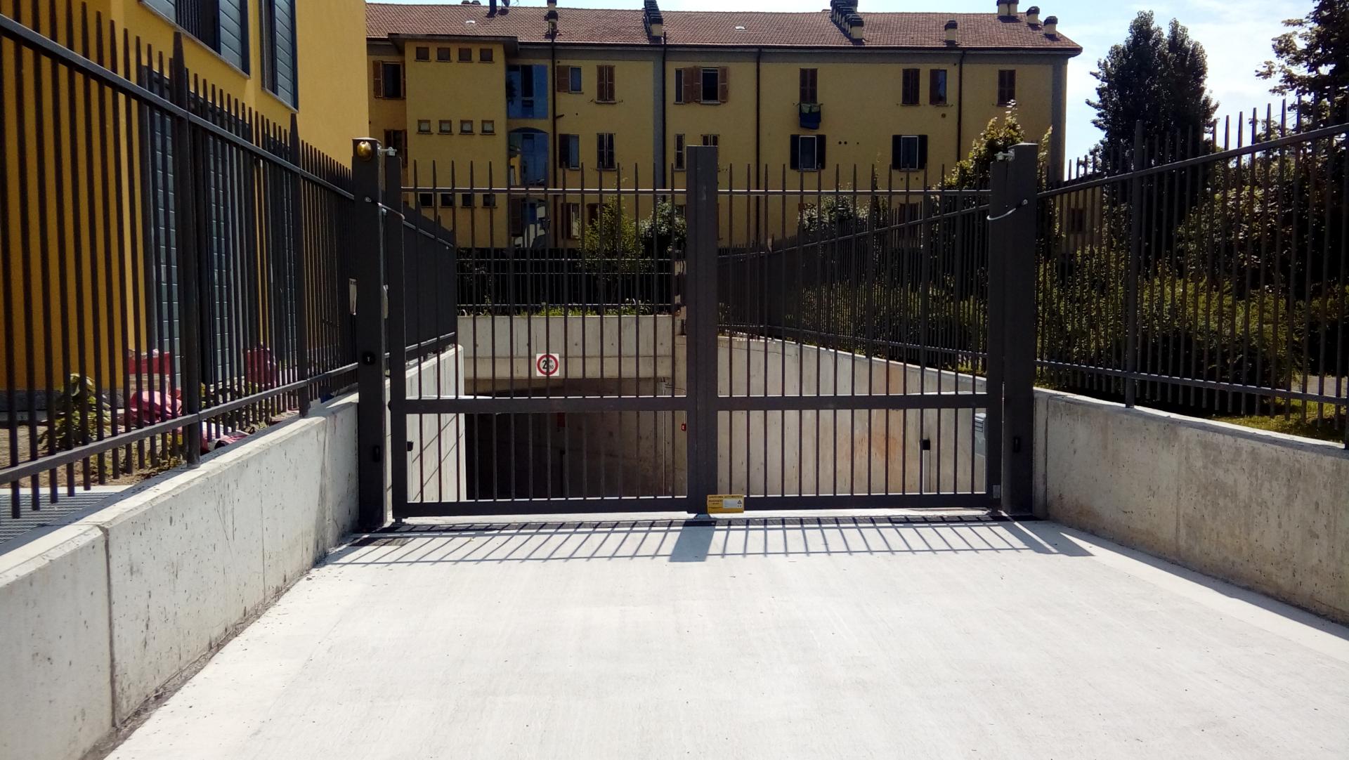 Recinzione residenziale Conica a Milano: Recinzioni by Edilgrid