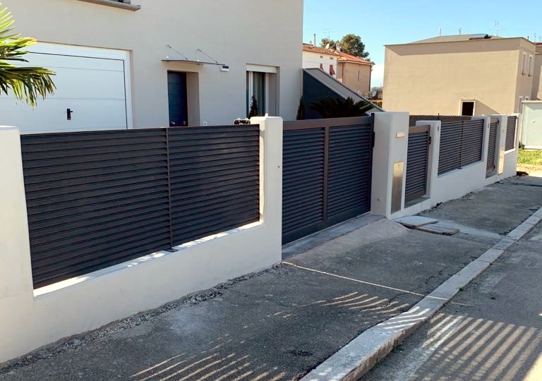 Recinzione Oscurante per Villetta a Pesaro: Recinzioni Oscuranti Frangivista by Edilgrid