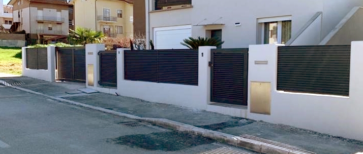 Recinzione Oscurante per Villetta a Pesaro: Recinzioni Oscuranti Frangivista by Edilgrid