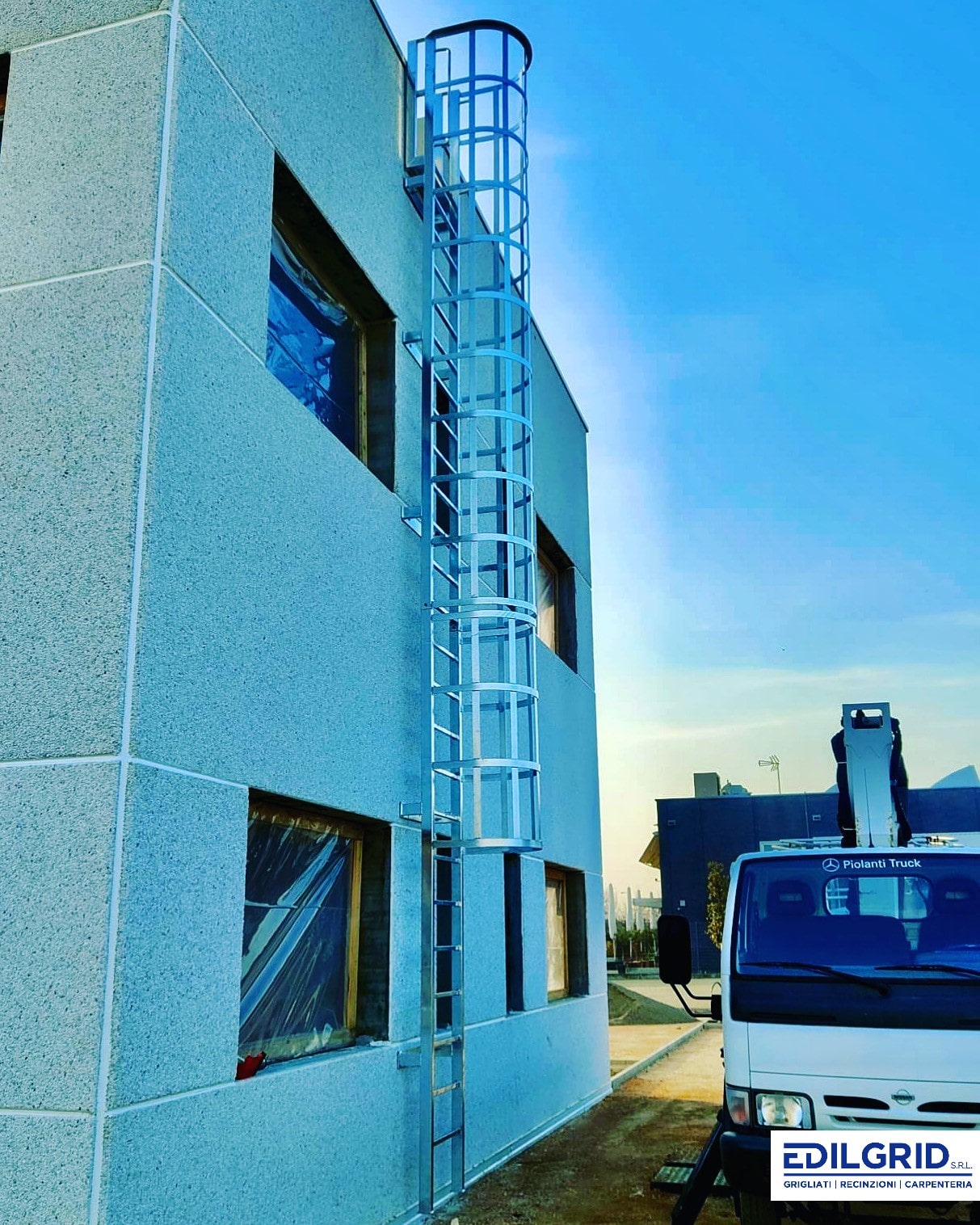 Scala Marinara con Gabbia di Sicurezza Installata su Edificio Industriale a Rimini: Scale in Ferro by Edilgrid
