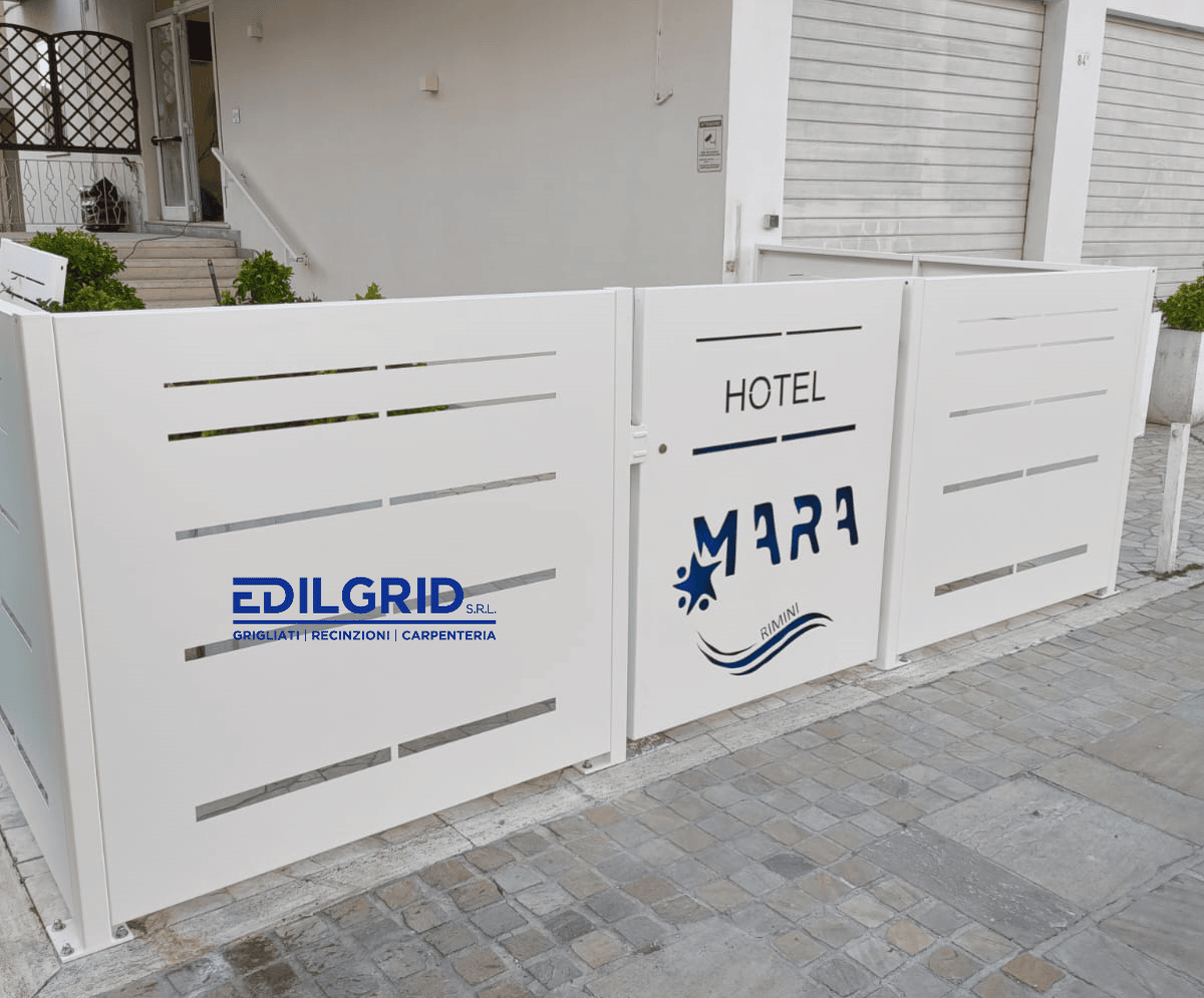Recinzione in Lamiera Zincata Verniciata – Modello City per Hotel a Rimini a Rimini: Recinzioni Oscuranti Frangivista by Edilgrid