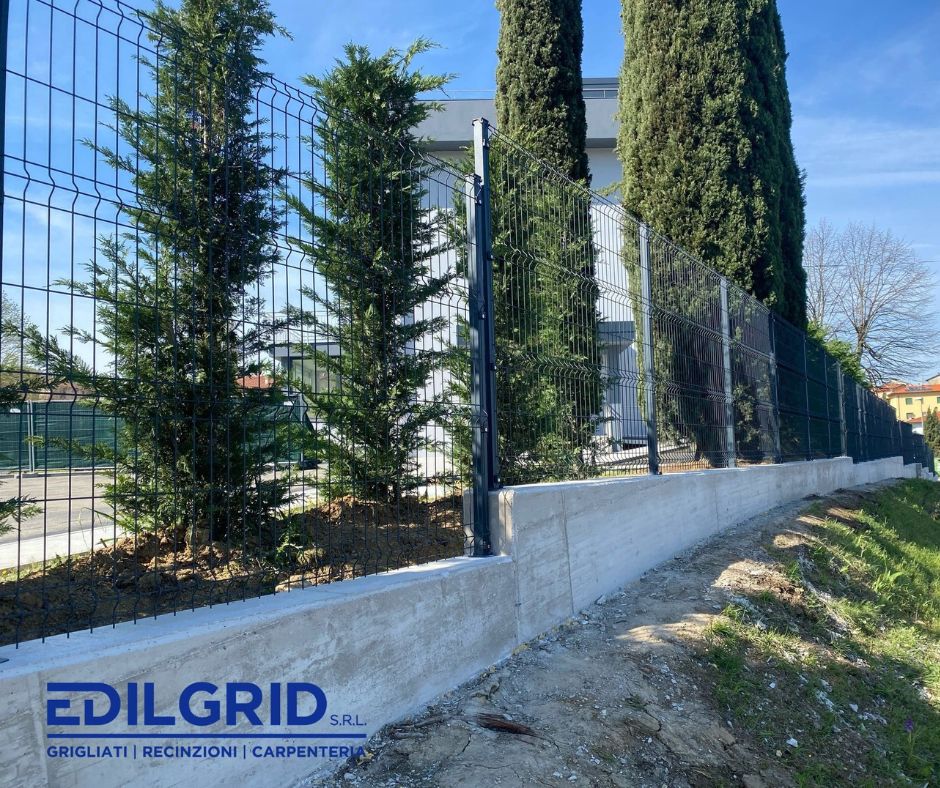 Recinzione Modulare: Soluzione Economica, Pronta a Magazzino, per Giardino e Spazi Esterni a CESENA: Recinzioni by Edilgrid