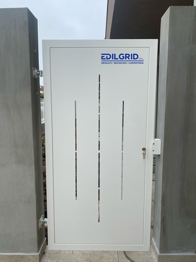 Cancello Pedonale in Lamiera Verniciata – Design Moderno e Funzionalità a Santarcangelo di Romagna ( Rimini ): Cancelli in Ferro by Edilgrid