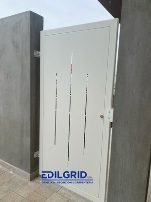 Cancello Pedonale in Lamiera Verniciata – Design Moderno e Funzionalità a Santarcangelo di Romagna ( Rimini ): Cancelli in Ferro by Edilgrid