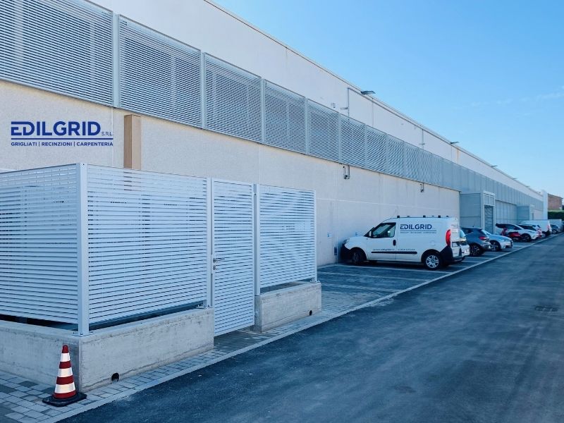 Tamponatura Finestre e Vani Tecnici: Chiusure Sicure e Funzionali a Bologna: Recinzioni Oscuranti Frangivista by Edilgrid