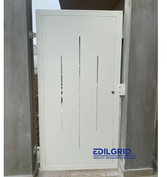 Cancello Pedonale in Lamiera Verniciata – Design Moderno e Funzionalità a Santarcangelo di Romagna ( Rimini ): Cancelli in Ferro by Edilgrid