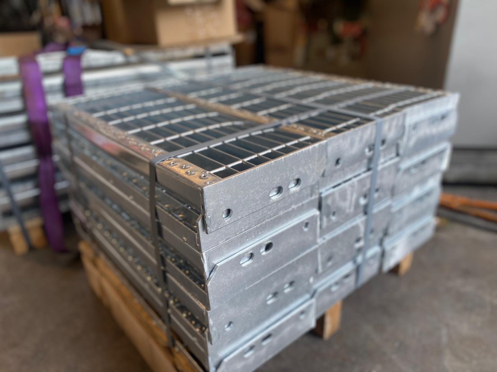 Gradini Zincati in Grigliato Pronti a Magazzino: Sicuri, Resistenti e Facili da Installare a :  by Edilgrid