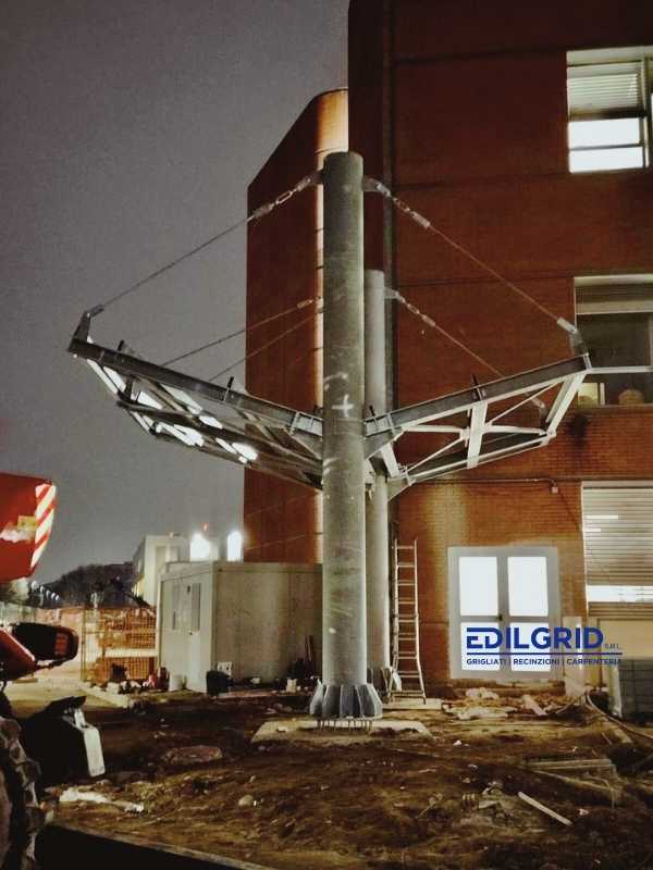 Pensilina in Acciaio su Misura: Struttura Metallica per Ingresso a Milano ( Ospedale Niguarda ): Carpenteria Metallica by Edilgrid