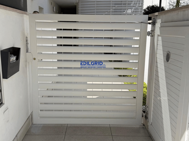 Cancello Pedonale in Ferro Moderno con Doghe Orizzontali – Soluzione su Misura a Rimini: Cancelli in Ferro by Edilgrid