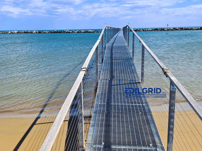 Camminamento in Grigliato Zincato per Pontili e Passerelle a Cesenatico : Grigliato elettroforgiato by Edilgrid