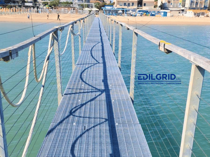 Camminamento in Grigliato Zincato per Pontili e Passerelle a Cesenatico : Grigliato elettroforgiato by Edilgrid
