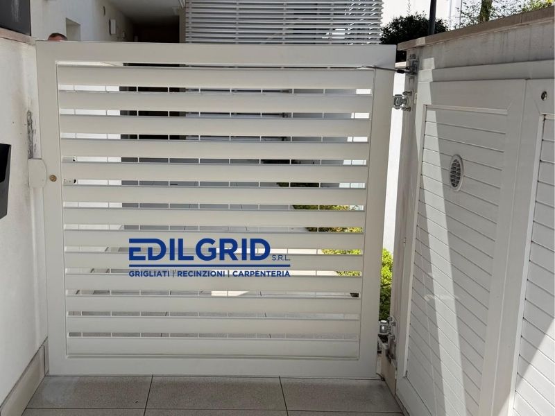 Cancello Pedonale a misura con Doghe a Rimini: Cancelli in Ferro by Edilgrid