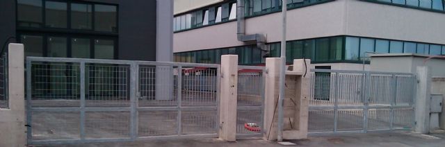 Recinzioni e cancelli per zona industriale a Ancona: Recinzioni by Edilgrid